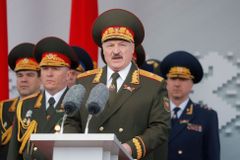 Lukašenko nebojuje s virem, ale s panikou. Rodiny nakažených zastrašuje tajná služba