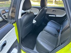 Uvnitř je daleko prostornější, než bývají konvenční auta ve stejné kategorii se spalovacím motorem.