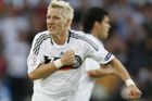 Němec Bastian Schweinsteiger se raduje z úvodního gólu čtvrtfinálového zápasu proti Portugalsku.