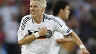 Němec Bastian Schweinsteiger se raduje z úvodního gólu čtvrtfinálového zápasu proti Portugalsku.