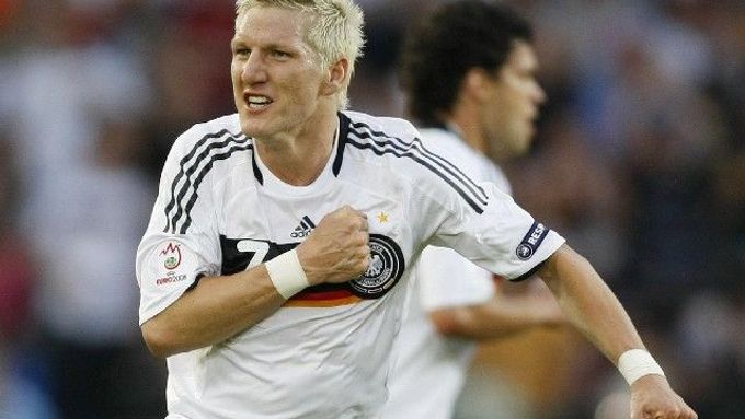 Němec Bastian Schweinsteiger se raduje z úvodního gólu čtvrtfinálového zápasu proti Portugalsku.