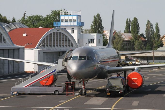 Dva kusy A-319 CJ pořídila armáda v roce 2007 jako úplně nové. Slouží k přepravě armádních prostředků a představitelů, ústavních činitelů nebo pro humanitární účely.