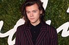 Tehdy začal Styles s m&oacute;dou experimentovat a objevoval se tu v poti&scaron;těn&eacute;m tričku od Burberry, jindy zase v &uacute;zk&yacute;ch dž&iacute;n&aacute;ch a vojensk&yacute;ch bot&aacute;ch. Nechal se tak&eacute; tetovat a působil oproti sv&yacute;m kolegům z kapely, kteř&iacute; st&aacute;le je&scaron;tě nosili mikiny a trička, jako celebrita s osobit&yacute;m vkusem. Ostatně i proto z&iacute;skal m&oacute;dn&iacute; cenu British Fashion Award v roce 2013.
