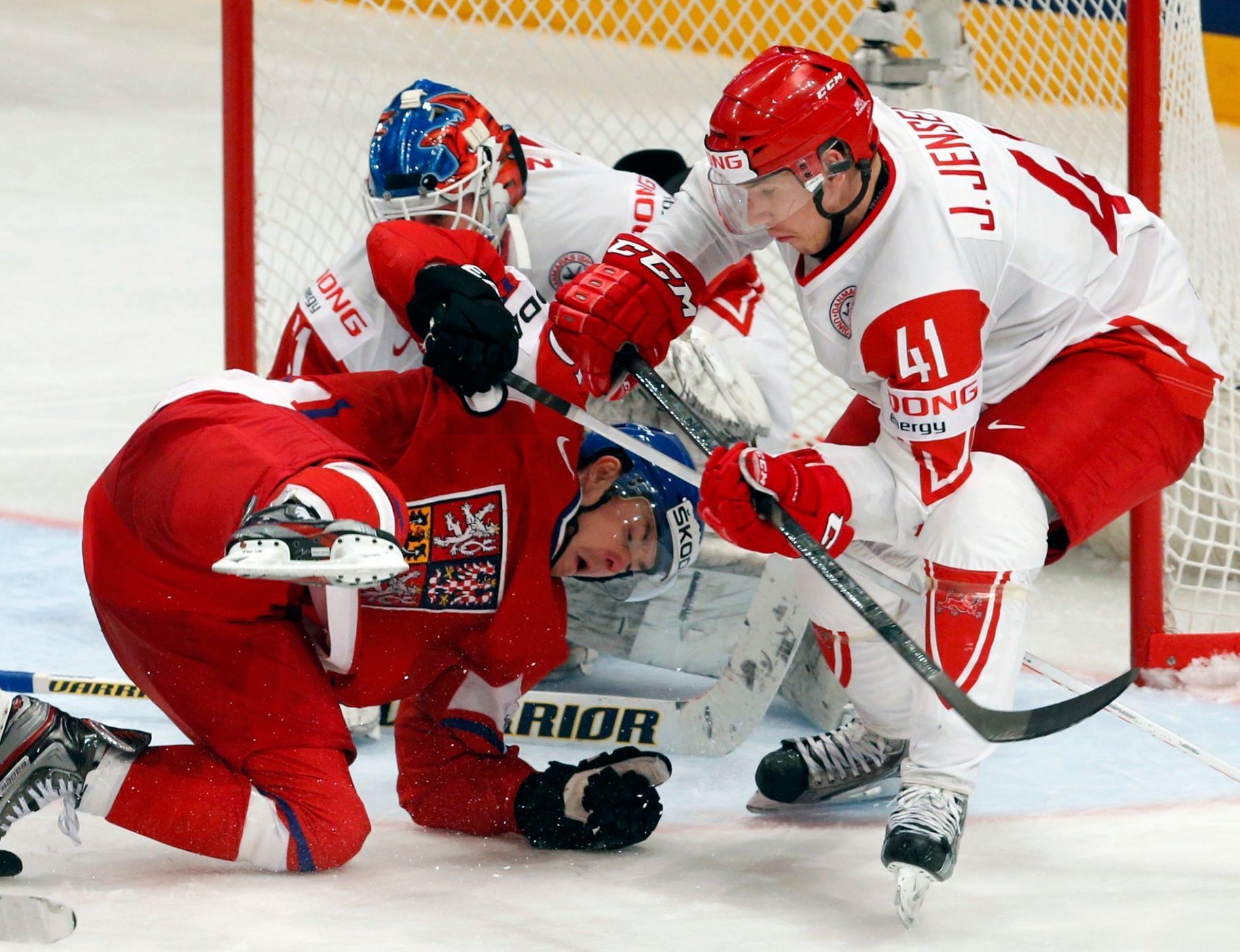 Hokej, MS 2013, Česko - Dánsko: Jiří Hudler - Jesper B. Jensen a Simon Nielsen