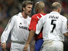 David Beckham (vlevo) z Realu Madrid v konfliktu s hráčem Atletika Peterem Luccinem. Vpravo je Zinedine Zidane.