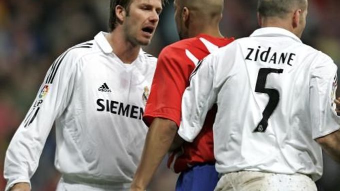 David Beckham (vlevo) z Realu Madrid v konfliktu s hráčem Atletika Peterem Luccinem. Vpravo je Zinedine Zidane.