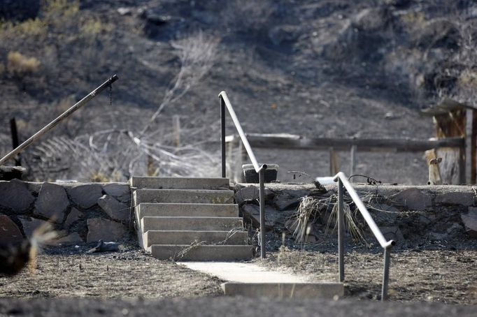 The stairs of a home completely destroyed in the High Park fire is seen near Fort Collins, Colorado June 20, 2012. The deadly, stubborn wildfire that ranks as the most destructive on record for Colorado has scorched more than 100 square miles (259 square km) of rugged mountain terrain northwest of Denver, but a cool snap on Wednesday gave fire crews a chance to take the offensive. REUTERS/Rick Wilking (UNITED STATES - Tags: DISASTER ENVIRONMENT) Published: Čer. 21, 2012, 12:27 dop.