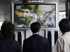 Korejci na nádraží v Soulu sledují zpravodajství z Afghánistánu