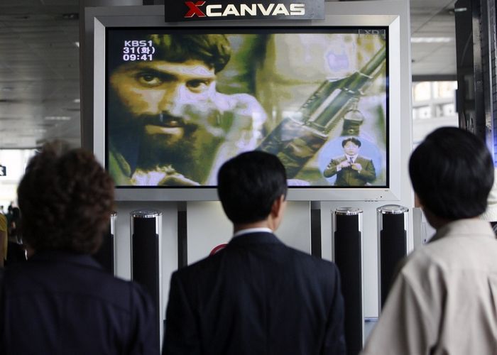 Korejci sledují zpravodajství na nádraží v Soulu