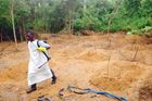 Dejte lék na ebolu Afričanům, vyzývá USA její objevitel