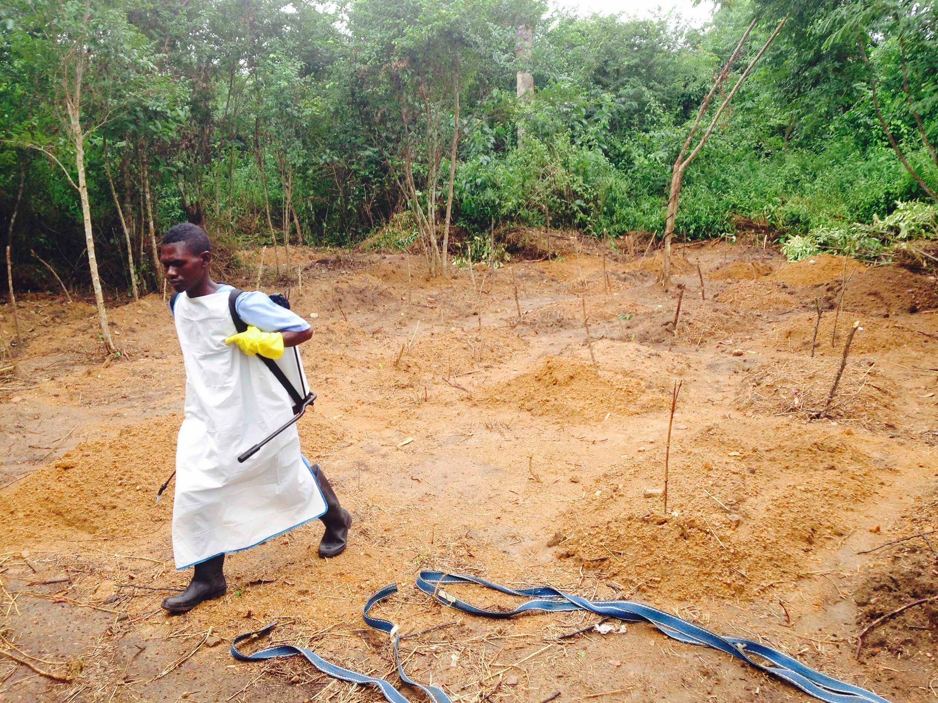 Dobrovolník pracuje v oblasti sužované ebolou.