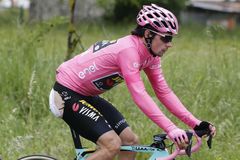 Odřený lídr šlapal s holým zadkem, přišel o šortky i růžový trikot