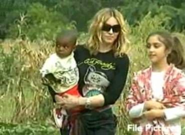 Madonna s malým Davidem a svou dcerou Lourdes.