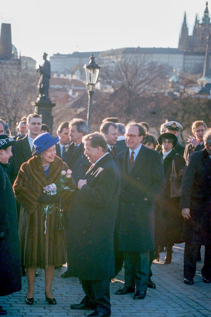 Britská královna Alžběta II. během návštěvy Prahy v roce 1996. Záběr z Karlova mostu.