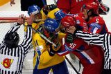 Čárový rozhodčí se snaží rozthnout bitku v zápase Švédska (ve žlutém) s Ruskem.