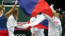 České tenistky slaví vítězství ve Fed Cupu 2012 nad Srbkami.