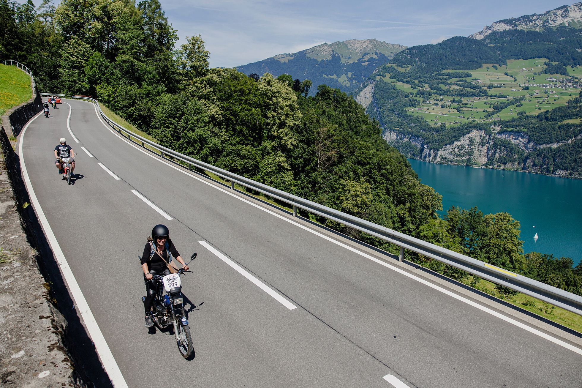Závody mopedů po švýcarsku. Fotografie z akce Red Bull Alpenbrevet 2022