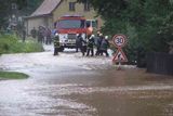 Rozvodněný potok ve Vižňově na Broumovsku.
