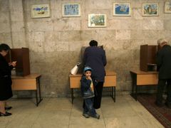 Voliči z Jerevanu  během včerejších voleb v Arménii