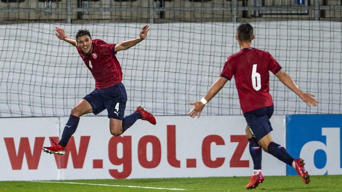 Adam Gabriel a Michal Fukala slaví gól "Lvíčat" na 2:0 v kvalifikaci proti Kosovu.