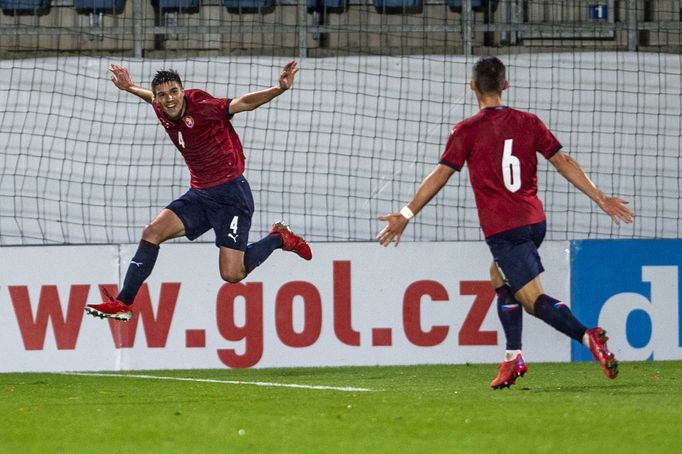 Adam Gabriel a Michal Fukala slaví gól "Lvíčat" na 2:0 v kvalifikaci proti Kosovu.