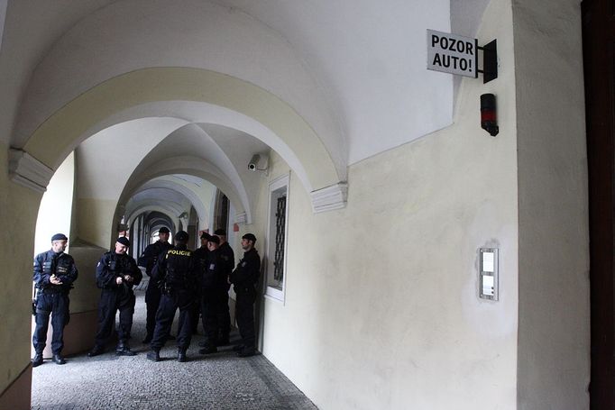 Policie u vjezdu do garáží Poslanecké sněmovny.