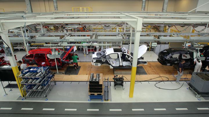 Budoucí ekonomiku střední Evropy zastiňuje závislost na výrobě aut, píše WSJ