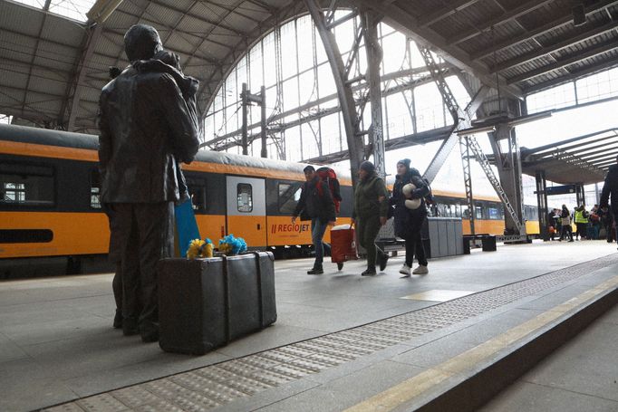 Záběry uprchlického centra v budově správy železnic na Hlavním nádraží v Praze.