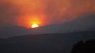 The setting sun is obscured by smoke from the Waldo Canyon Fire, west of Colorado Springs June 24, 2012. The fast-growing wildfire that blew up overnight in Colorado has forced 11,000 people from their homes and was threatening popular summer camping grounds beneath Pikes Peak, billed as the most visited mountain in North America. REUTERS/Rick Wilking (UNITED STATES - Tags: DISASTER ENVIRONMENT) Published: Čer. 25, 2012, 2:50 dop.