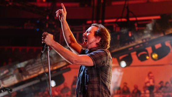 Eddie Vedder střídavě stál u mikrofonu a hrál na elektrickou kytaru.