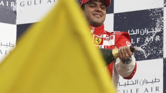 Brazilec Felipe Massa se raduje z vítězství ve Velké ceně Bahrajnu.