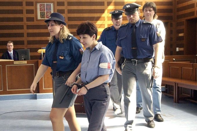 Manželé Dana a Jaroslav Stodolovi během procesu u pražského soudu, kde se zodpovídali z obžaloby z osmi vražd. 15. dubna 2004