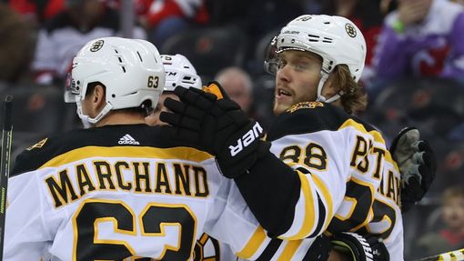 Brad Marchand a David Pastrňák slaví branku Bostonu Bruins.