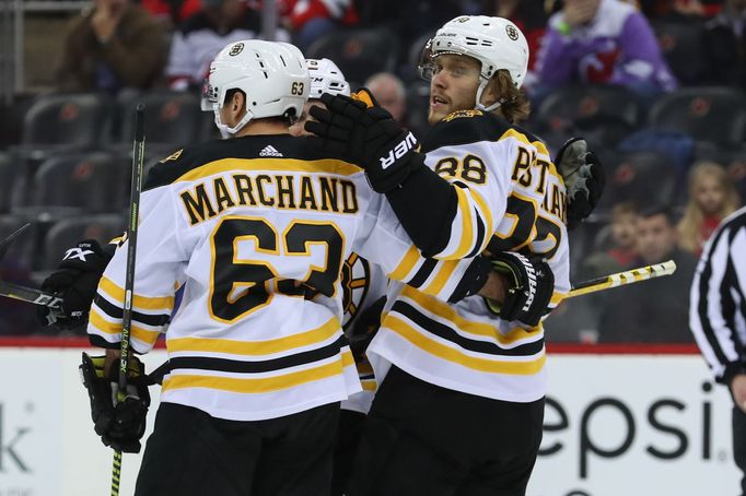 Brad Marchand a David Pastrňák slaví branku Bostonu Bruins.