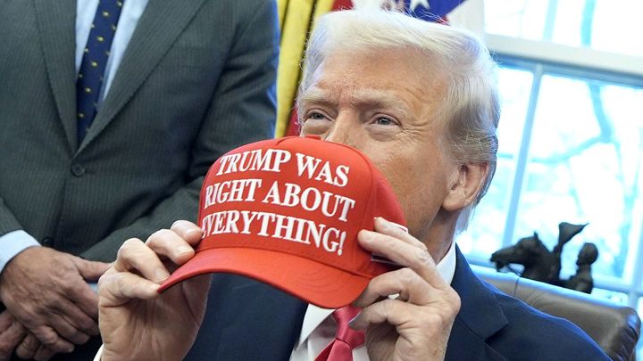 Trump se předvedl s novou kšiltovkou. Měl jsem ve všem pravdu, hlásá nápis na ní