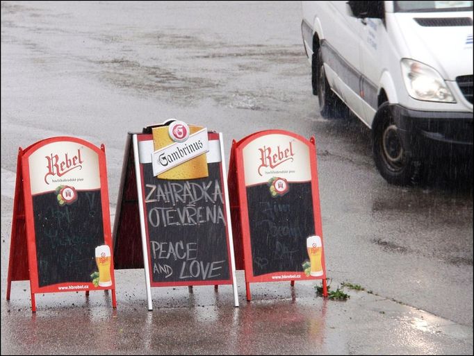 Deštivé letní ráno před zahradní restaurací.