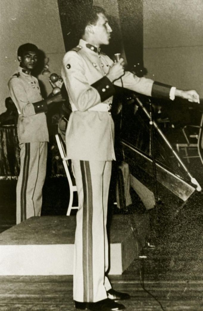 Venezuela's President Hugo Chavez is pictured at a party during his time at Military Academy in Caracas in this undated photo provided by Venezuela's Ministry of Information and Communication. REUTERS/Ministry of Information and Communication/Handout (VENEZUELA - Tags: POLITICS MILITARY PROFILE) ATTENTION EDITORS - THIS IMAGE WAS PROVIDED BY A THIRD PARTY. FOR EDITORIAL USE ONLY. NOT FOR SALE FOR MARKETING OR ADVERTISING CAMPAIGNS. THIS PICTURE IS DISTRIBUTED EXACTLY AS RECEIVED BY REUTERS, AS A SERVICE TO CLIENTS Published: Úno. 15, 2013, 10:50 odp.