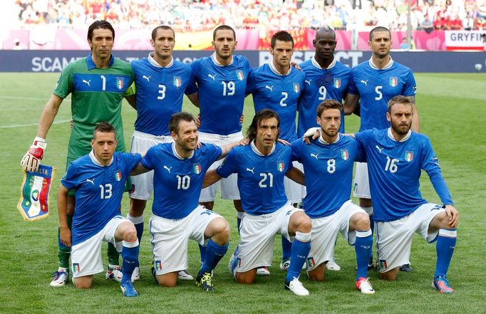 Italský národní fotbalový tým před utkáním základní skupiny mezi Španělskem a Itálií na Euru 2012.