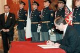 Dosavadní guvernér ČNB Josef Tošovský 17. prosince 1997 na Pražském hradě podepisuje jmenovací dekret premiéra úřednické vlády.