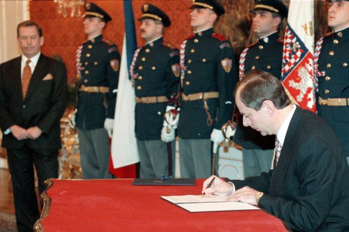 Dosavadní guvernér ČNB Josef Tošovský podepisuje jmenovací dekret nového českého premiéra 17. prosince 1997 na Pražském hradě.