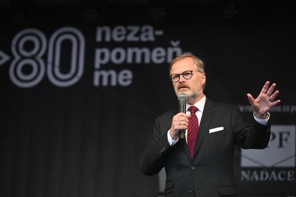 Petr Fiala při projevu na akci Nezapomeňme 80, 8. května 2025.
