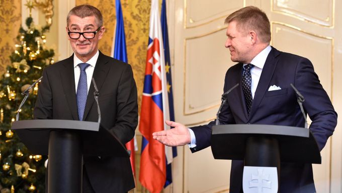 Andrej Babiš a Robert Fico na společné tiskové konferenci.
