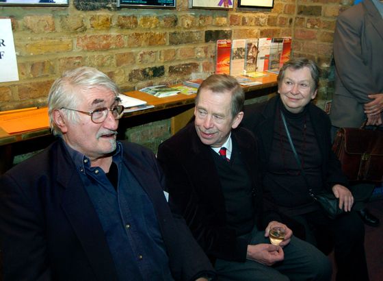 Herec Pavel Landovský, bývalý prezident Václav Havel a spisovatelka Zdena Tominová roku 2007 v londýnském divadle Orange Tree.