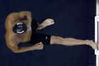 Michael Phelps, osminásobný vítěz na olympijských hrách v Pekingu, se připravuje na start semifinále závodu na 200 metrů volným způsobem.