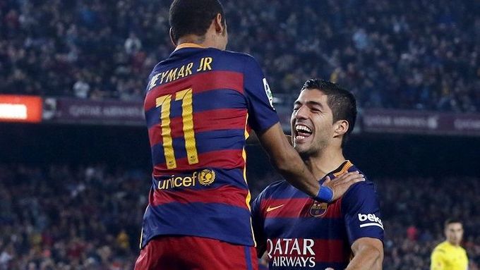 Neymar a Suárez slaví jednu z branek Barcelony