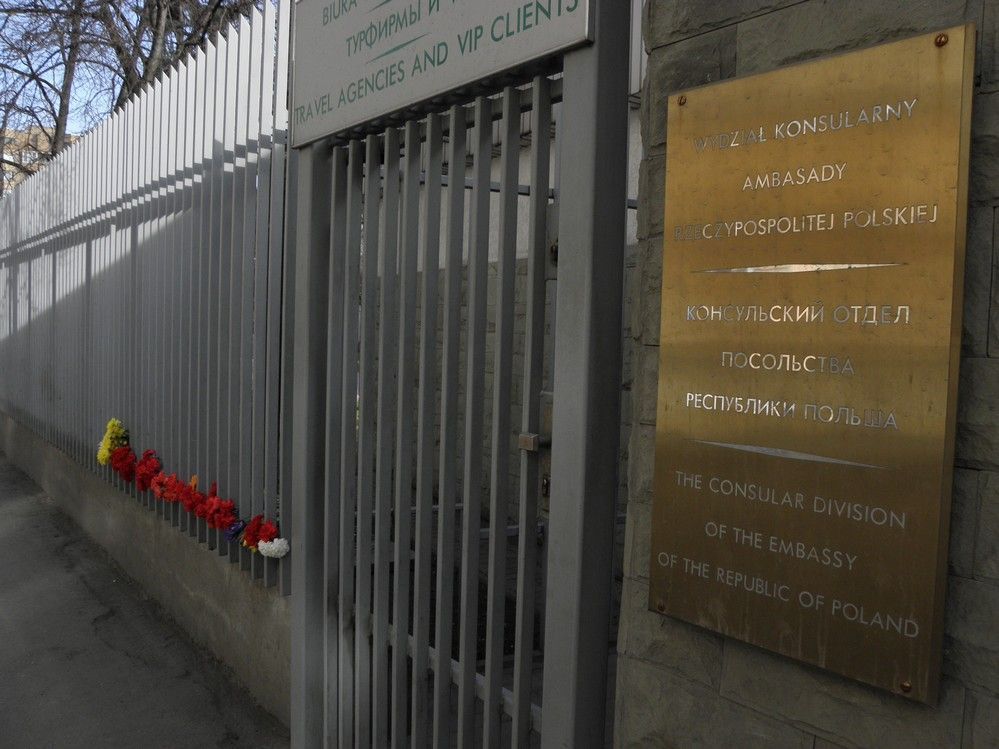 Pieta v Moskvě: Rusové nosí květiny před polskou ambasádu