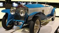 Toto už je Rolls-Royce Phantom I z roku 1926. Vůz v nezvyklé barevné kombinaci zvládal s motorem o výkonu 112 koní rychlost 146 kilometrů v hodině.