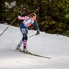 Američanka Susan Dunkleeová bez lyže ve smíšené štafetě na Světovém poháru biatlonistů v Pokljuce.