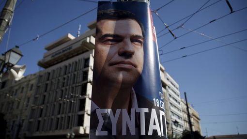Plakáty s tváří Alexise Tsiprase oblepily zemi. Mnozí mu ale nemohou zapomenout vyjednávání s eurozónou.