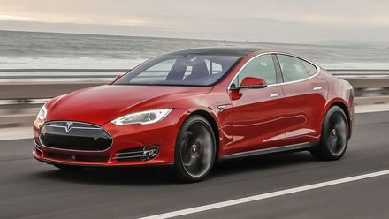 Tesla prudce zvýší výrobu obou modelů svých elektromobilů. Její akcie letí vzhůru